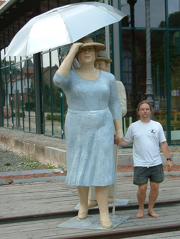 Klein Armin mit der Oma auf der Sonnenpromenade